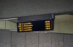 Photo d'une borne d'information en station