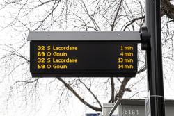 Photo d'une borne d'information sur rue