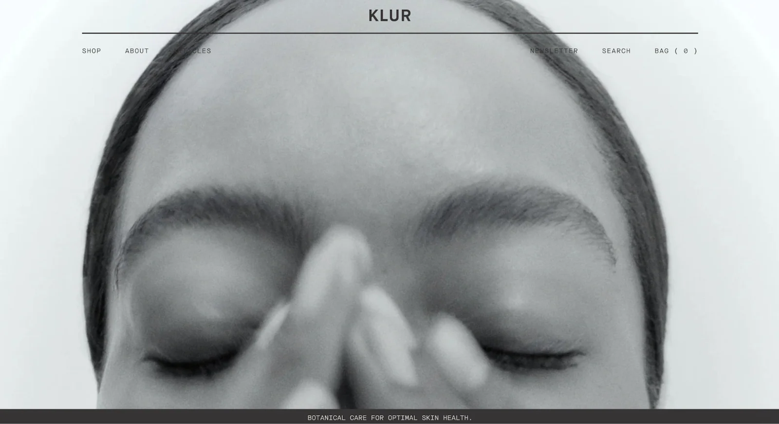 Klur’s homepage featuring an immersive black-and-white image.