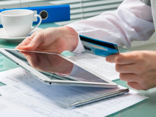 US e-commerce sales jump 49% in April, led by online grocery