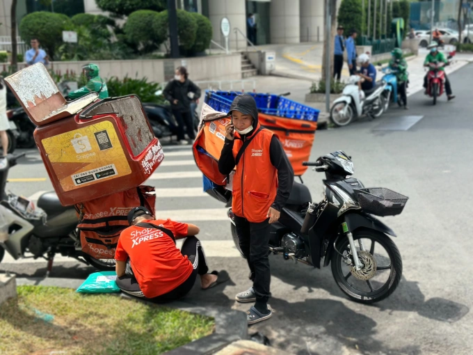 Shippers waiting to deliver goods to online shoppers at the Me Linh Square in HCMCs District 1, June 2023. Photo by VnExpress/Dy Tung