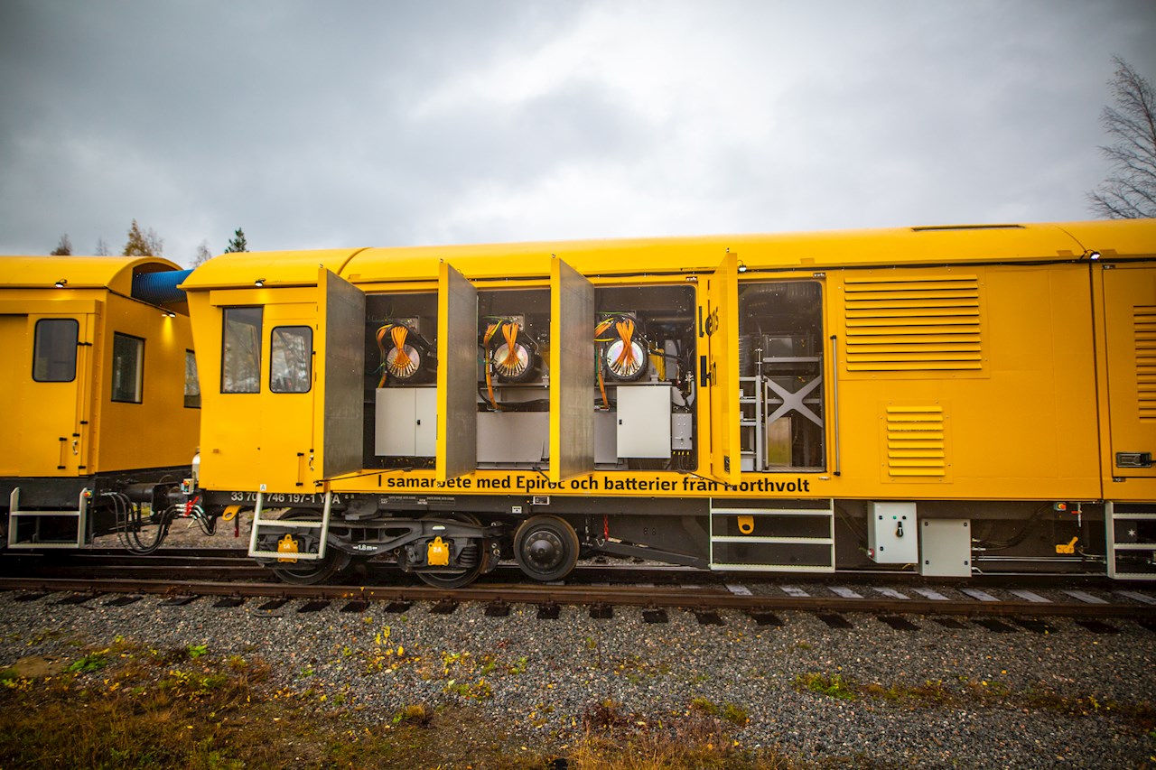 The battery-powered rail maintenance MPV features an e-drivetrain based on ABB AMXE liquid-cooled electric motors (the round equipment in the center of the enclosures) and HES880 Mobile Drives (the small boxes on top of the motors).