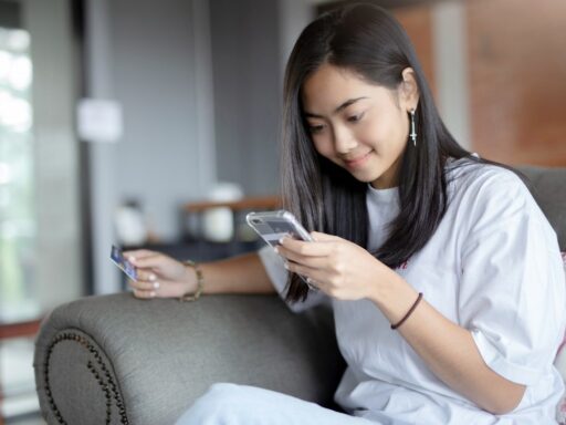 mobile shopping apps use & top m-commerce purchases