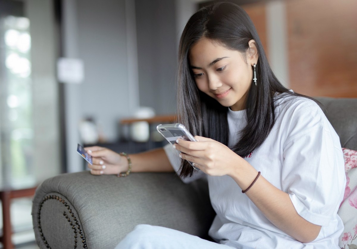 mobile shopping apps use & top m-commerce purchases