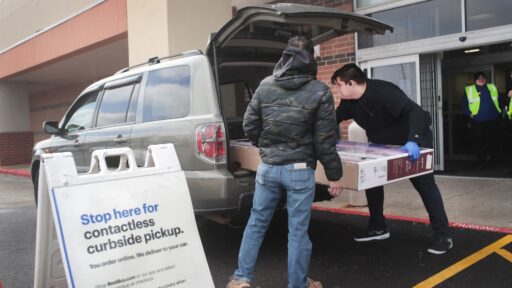 Best Buy experiments with stores as it bets on online shopping shift