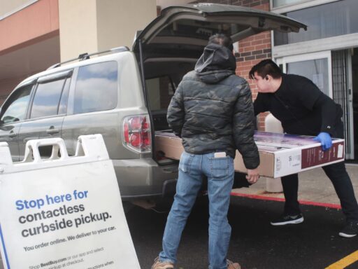 Best Buy experiments with stores as it bets on online shopping shift