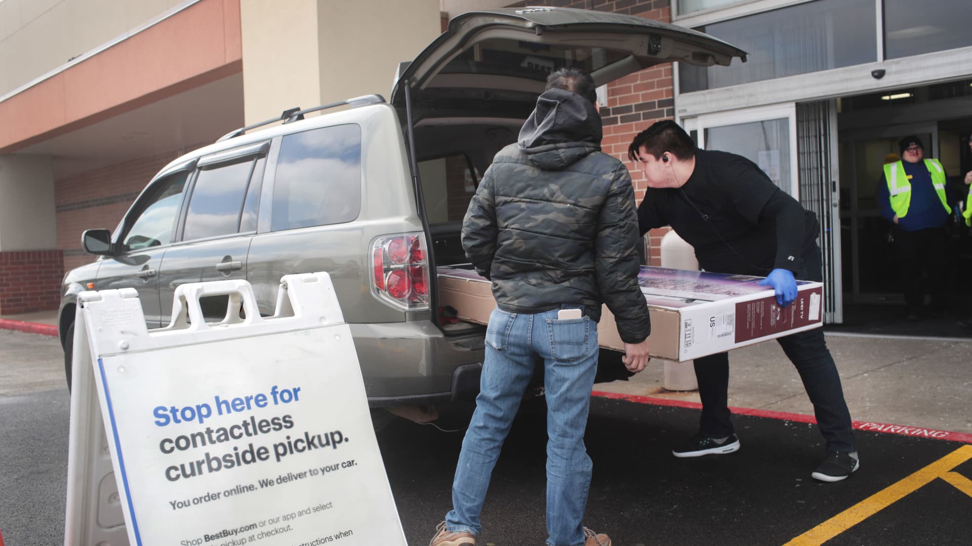 Best Buy experiments with stores as it bets on online shopping shift